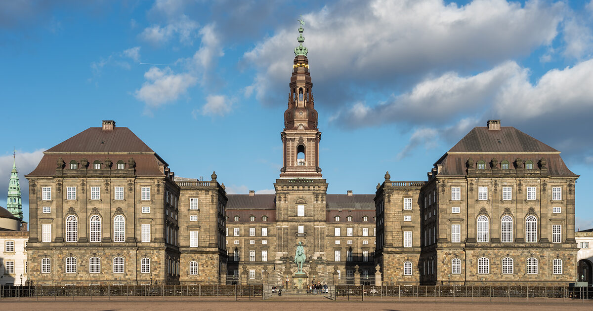 Christiansborg Slot i København set forfra over Ridebanen