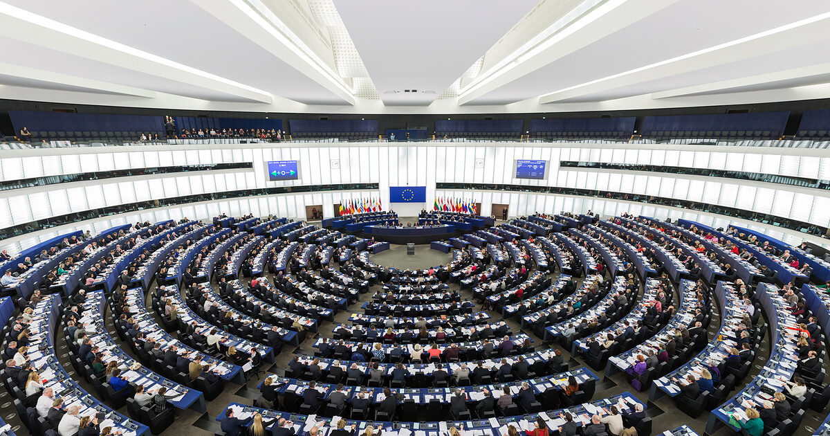 Europa-Parlamentets plenarsal i Strasbourg fyldt med medlemmer under en afstemning