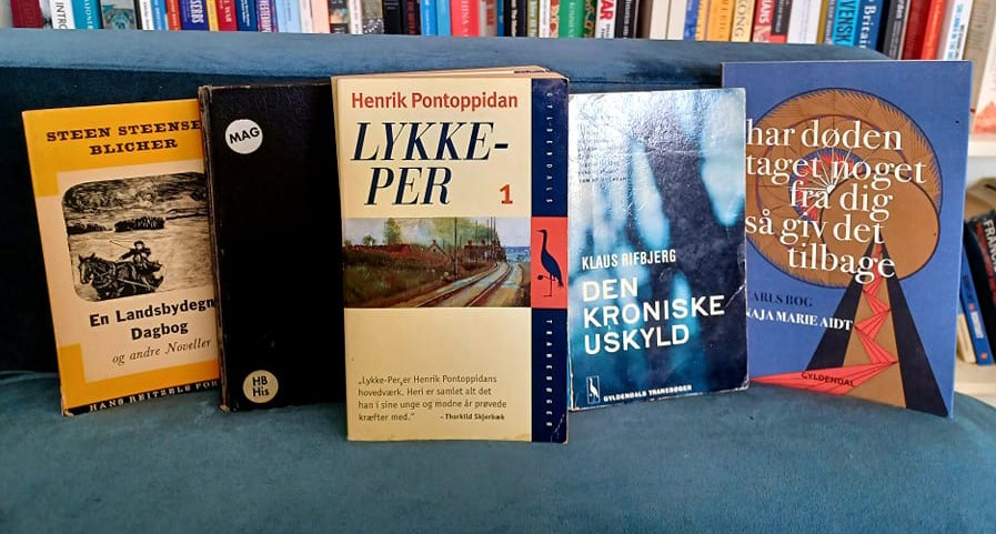 Bøger af fem danske forfattere: Steen Steensen Blicher, Emma Gad, Henrik Pontoppidan, Klaus Rifbjerg og Naja Marie Aidt. Foto: Tue Schou Pedersen.