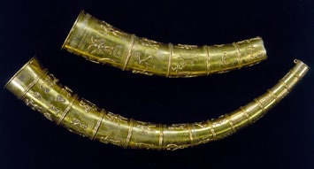 Genskabte eksemplarer af guldhornene, som er udstillet på Nationalmuseet i København.