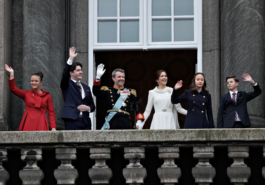 Kong Frederik 10. sammen med Dronning Mary, og deres fire børn (fra venstre) prinsesse Isabella, kronprins Christian, prinsesse Josephine og prins Vincent. Foto: Kongehuset.