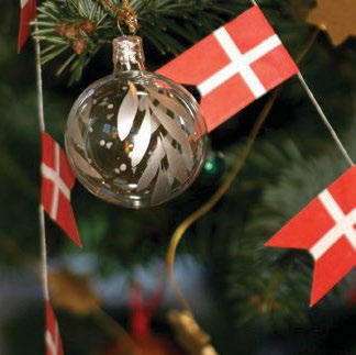 Juletræ med ornamenter og danske flag.