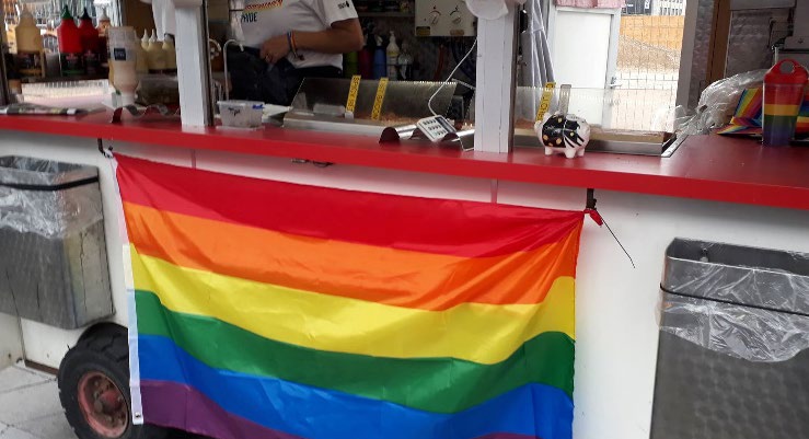 Regnbueflaget som er et symbol på mangfoldighed og LGBT+-personers ligestilling.
