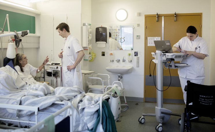Patient bliver tilset af læge og sygeplejerske på sygehuset i Køge.