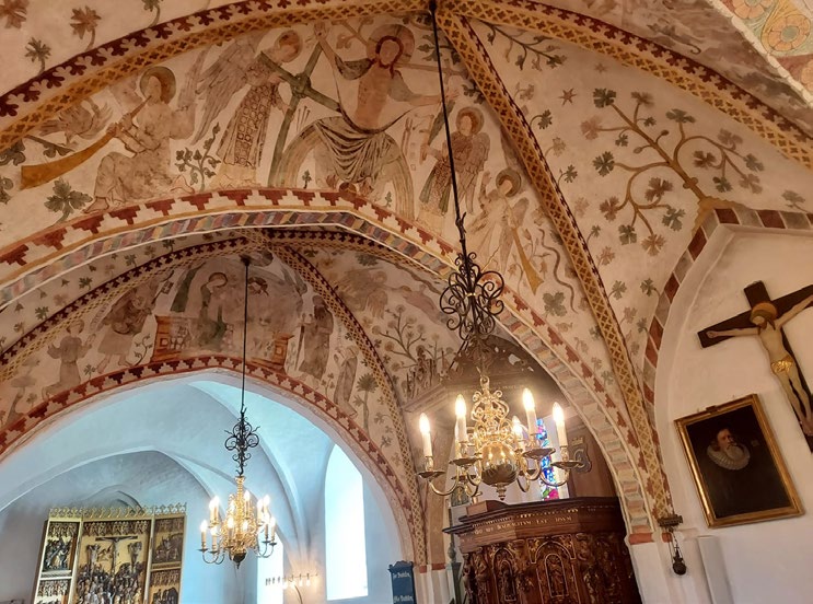 Kalkmalerier af Biblens fortællinger i Birkerød Kirke nord for København