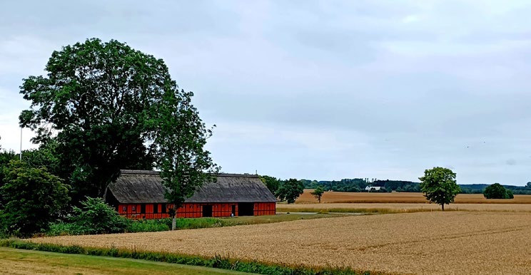 Tidligere lå bøndernes gårde samlet i en landsby. I forbindelse med landboreformerne blev