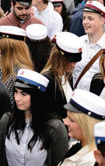 Unge studenter med huer