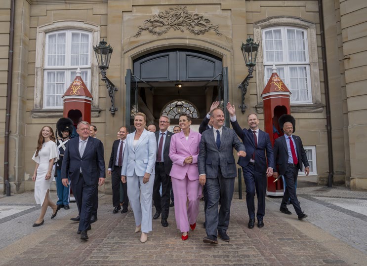 3. juni 2026. En ny regering træder ud på Amalienborg Slotsplads efter at være blevet
