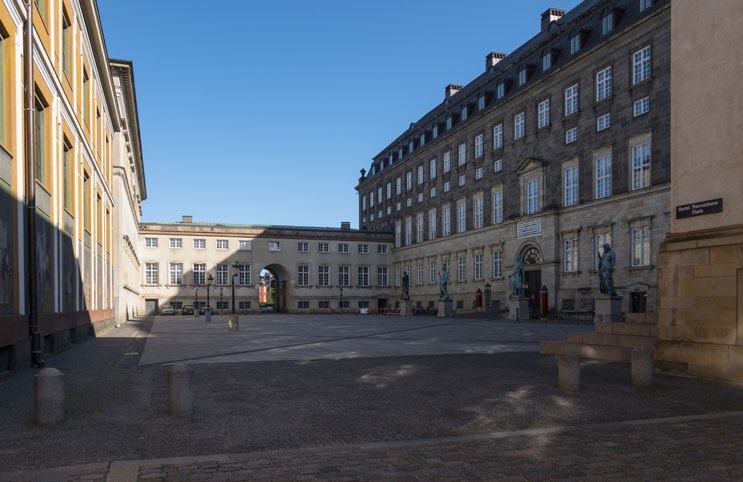 Statsministeriet (til højre) i Prins Jørgens Gård ved Christiansborg Slot i København