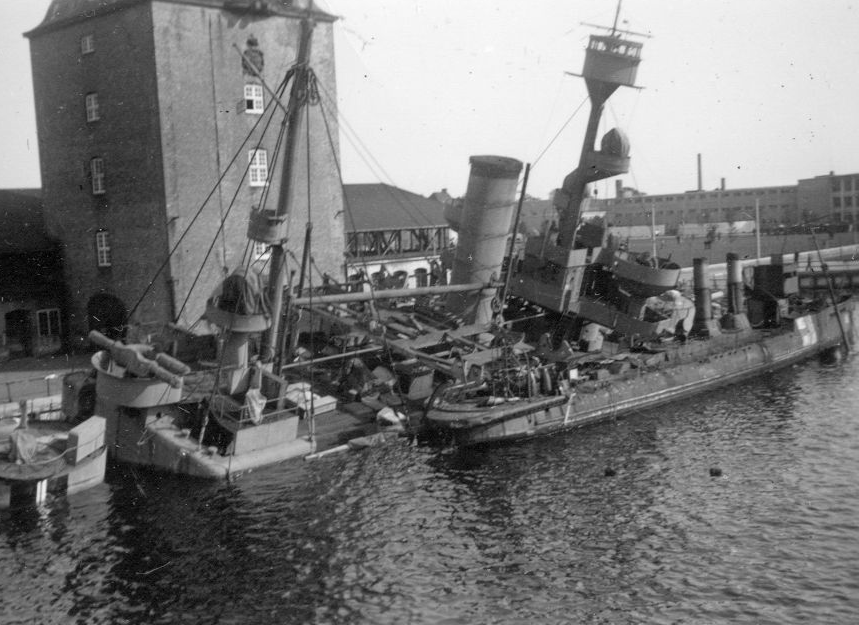 Sænkning af krigsskibet Peder Skram i 1943. Foto: Nationalmuseet.