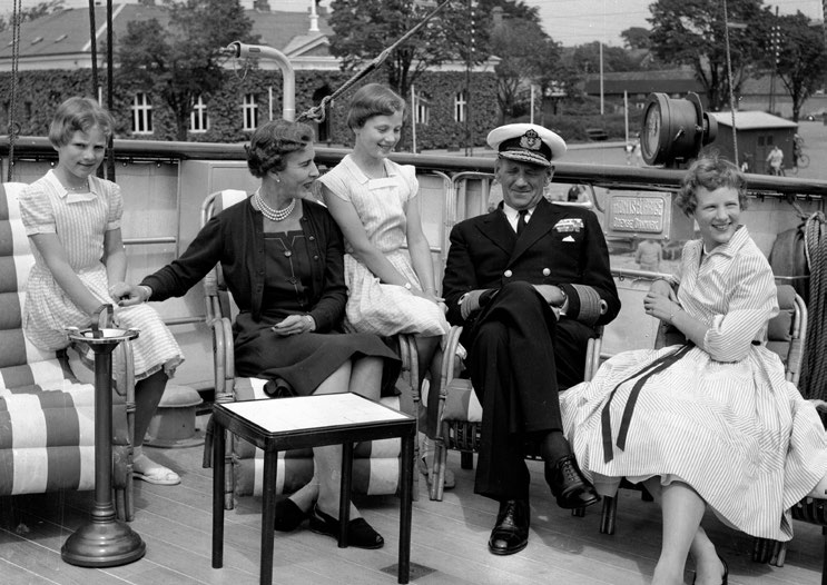 Kong Frederik 9. (født 1899, reg. 1947-72), dronning Ingrid (1910-2000) med deres tre døtre Anne-Marie (født 1946), Benedikte (født 1944) og Margrethe (født 1940). Foto: Allan Moe/Ritzau Scanpix.