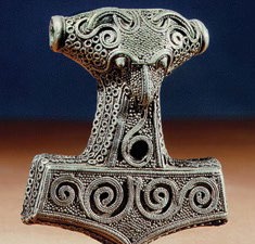 Thors hammer, som hedder Mjølner.