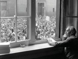 Rektor for Københavns Universitet, professor Mogens Fog, overværer en studenterdemonstration på Vor Frue Plads med 5.000 deltagere.
