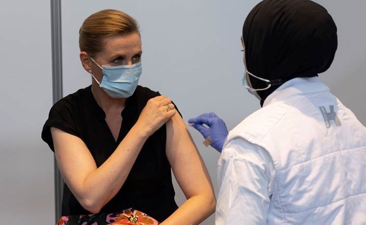 Statsminister Mette Frederiksen vaccineres mod coronavirus, 2021. Foto: Statsministeriet.