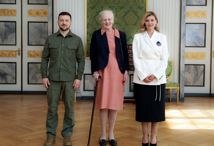 Dronning Margrethe 2. (født 1940, reg. 1972-2024) modtager Ukraines præsident Volodymyr Zelensky og hans kone Olena på statsbesøg i Danmark i 2023. Foto: Kongehuset.