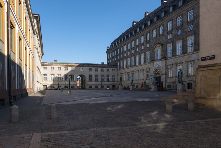 Statsministeriet (til højre) i Prins Jørgens Gård ved Christiansborg Slot i København.