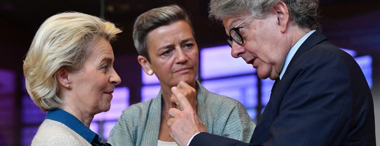 EU-kommissionens formand Ursula von der Leyen sammen med to tidligere EU-kommissærer: Danske Margrethe Vestager og franske Thierry Breton. Foto: John Thys/Ritzau Scanpix.